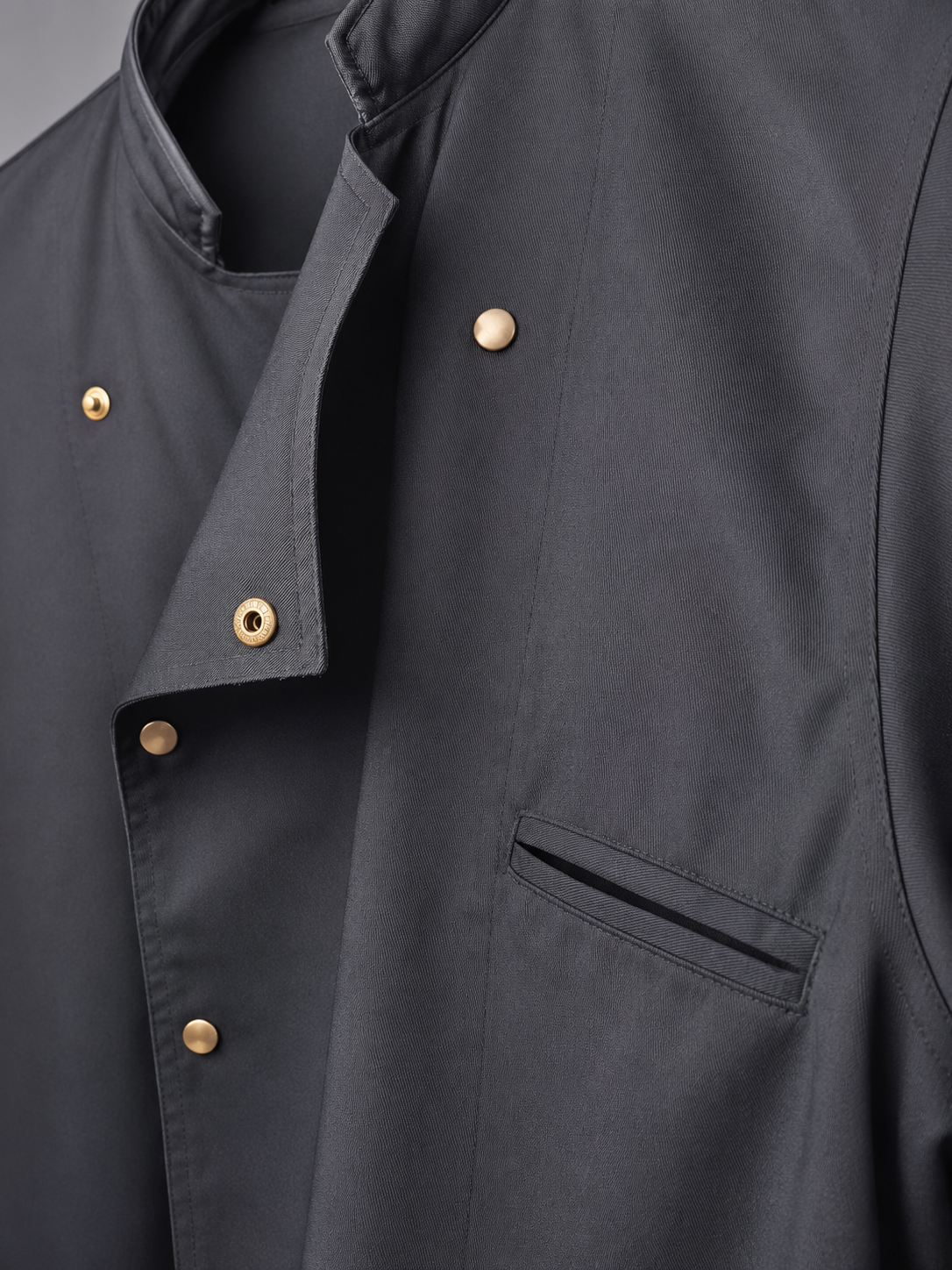 Veste de Cuisine Professionnelle Prestige Blanche à Manches Longues Veste de cuisine professionnelle blanche à manches longues avec col officier, fermeture à boutons pression et poche poitrine.