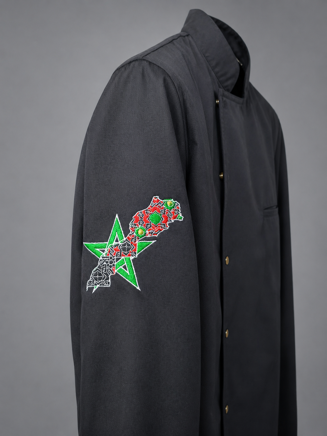 Veste de Cuisine Professionnelle Prestige Blanche à Manches Longues Veste de cuisine professionnelle blanche à manches longues avec col officier, fermeture à boutons pression et poche poitrine.