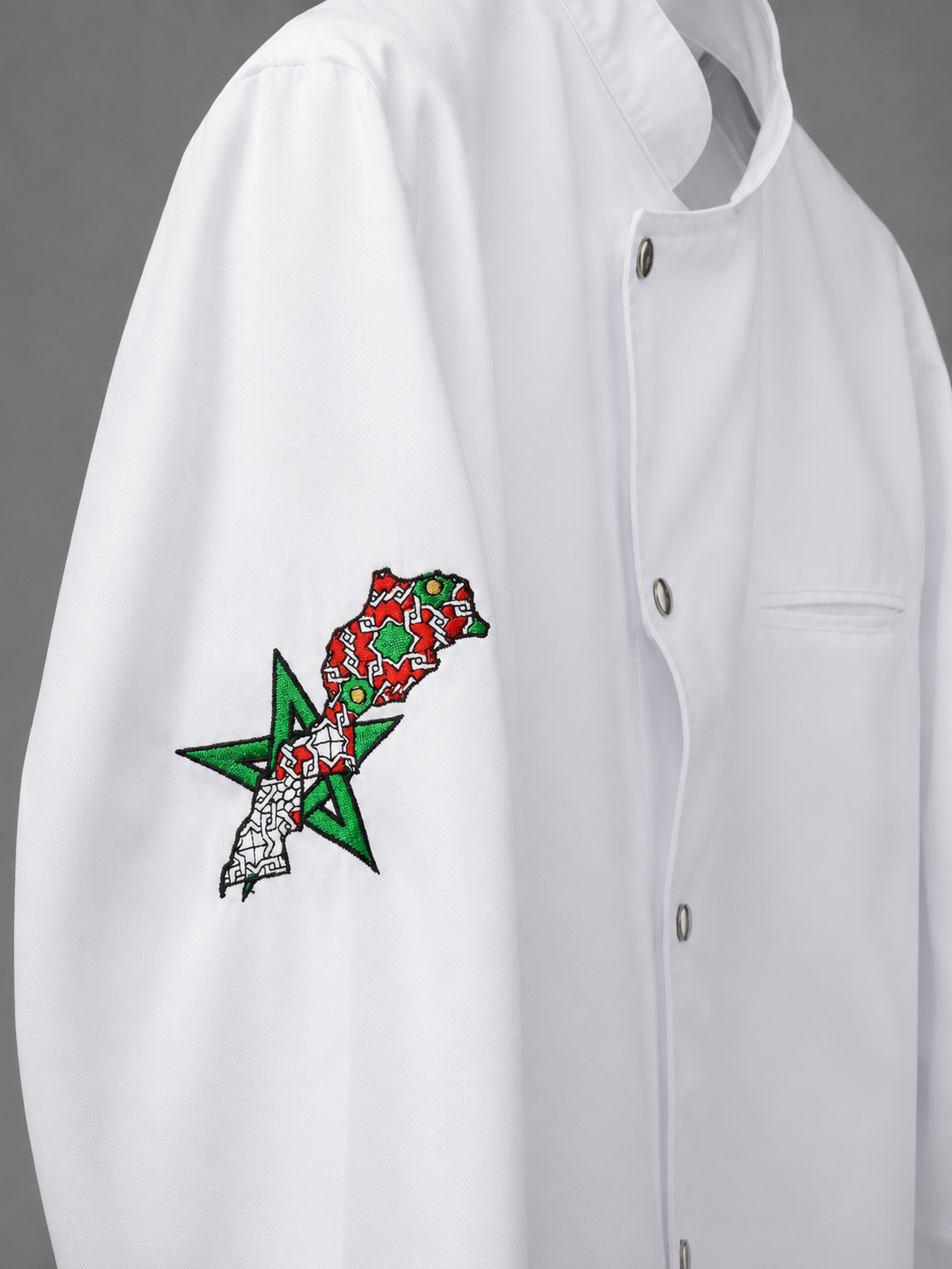 Veste de Cuisine Professionnelle Prestige Blanche à Manches Longues Veste de cuisine professionnelle blanche à manches longues avec col officier, fermeture à boutons pression et poche poitrine.